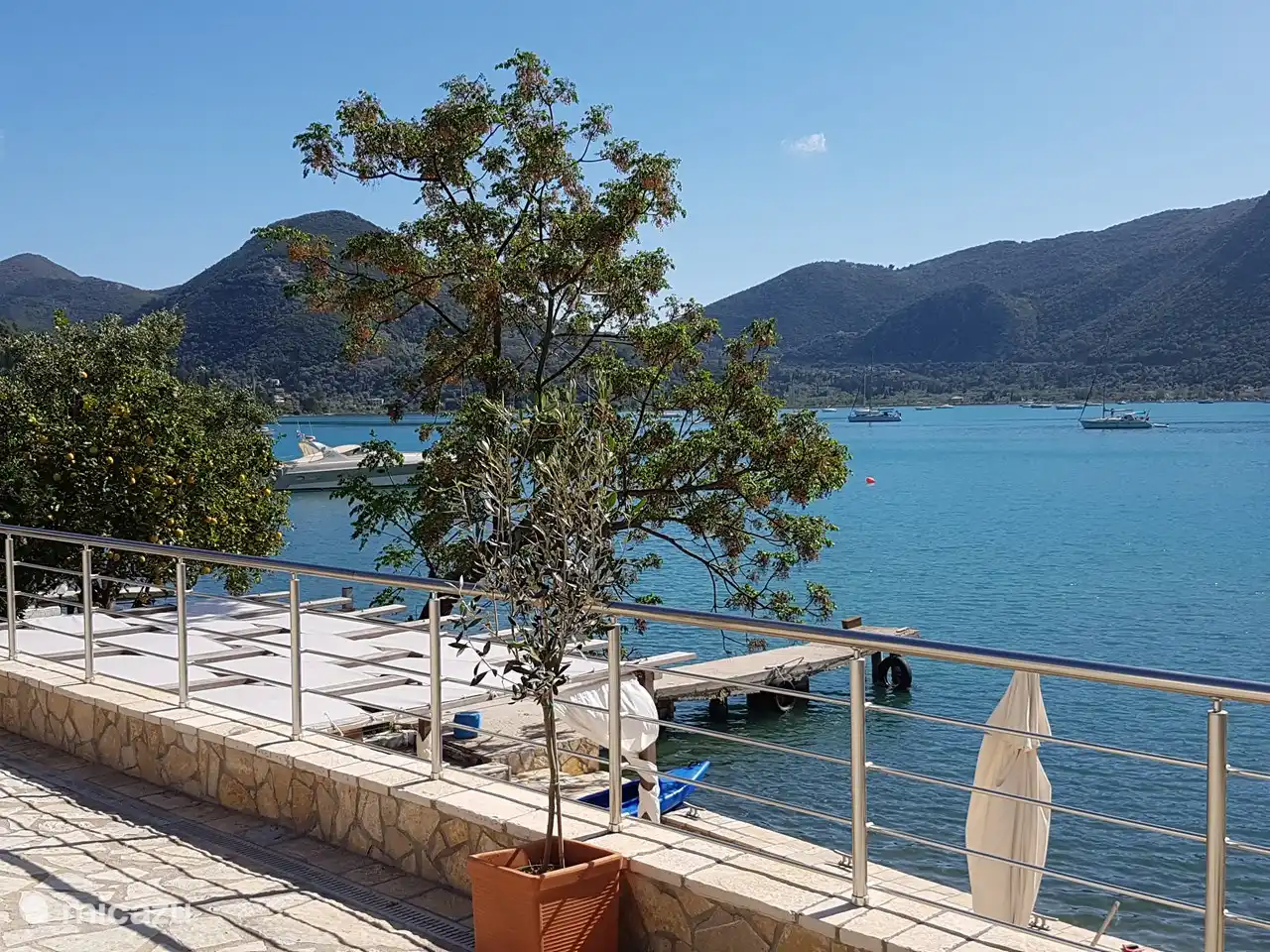 Terras met uitzicht over de baai van Vliho