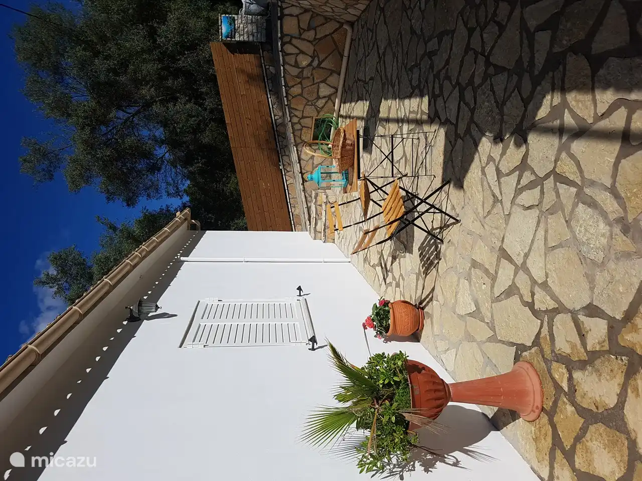 Gezellig zitje aan de straatzijde