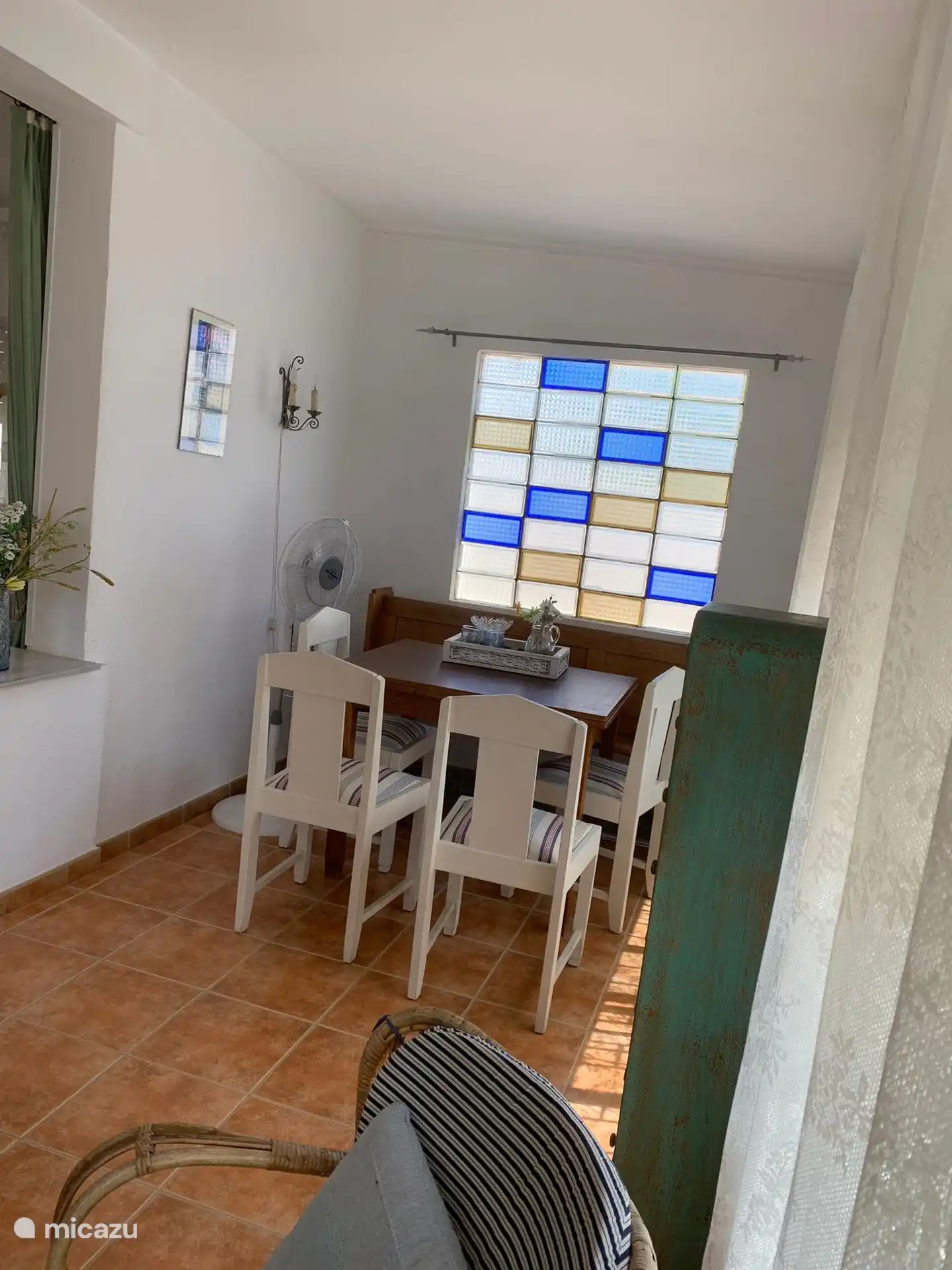 el jard&#237;n de invierno con sof&#225; y zona de comedor