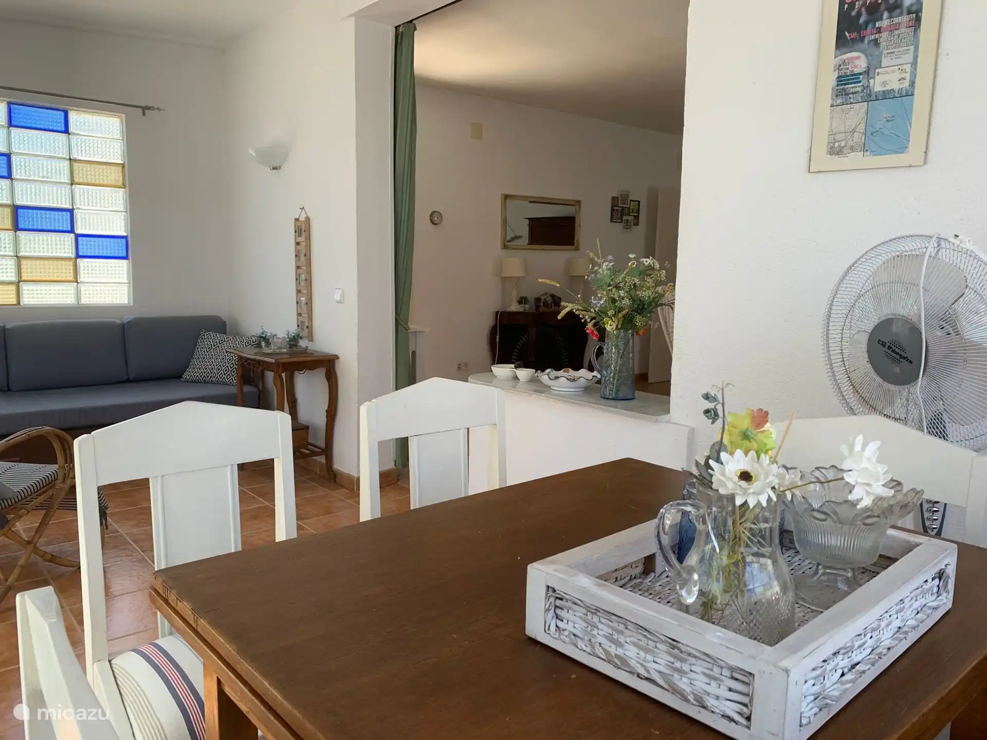 el jard&#237;n de invierno con sof&#225; y zona de comedor