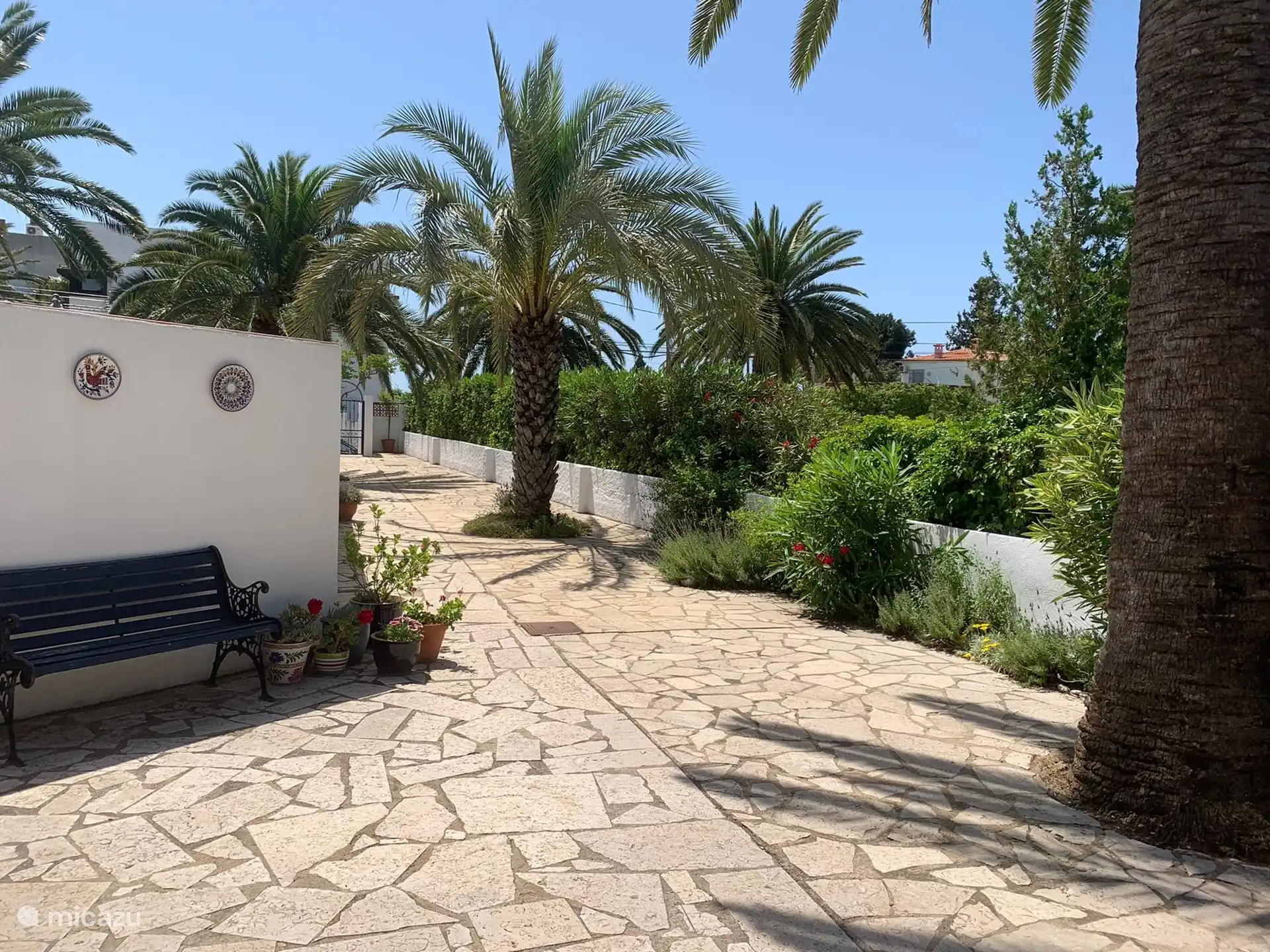 el jard&#237;n frente a la casa