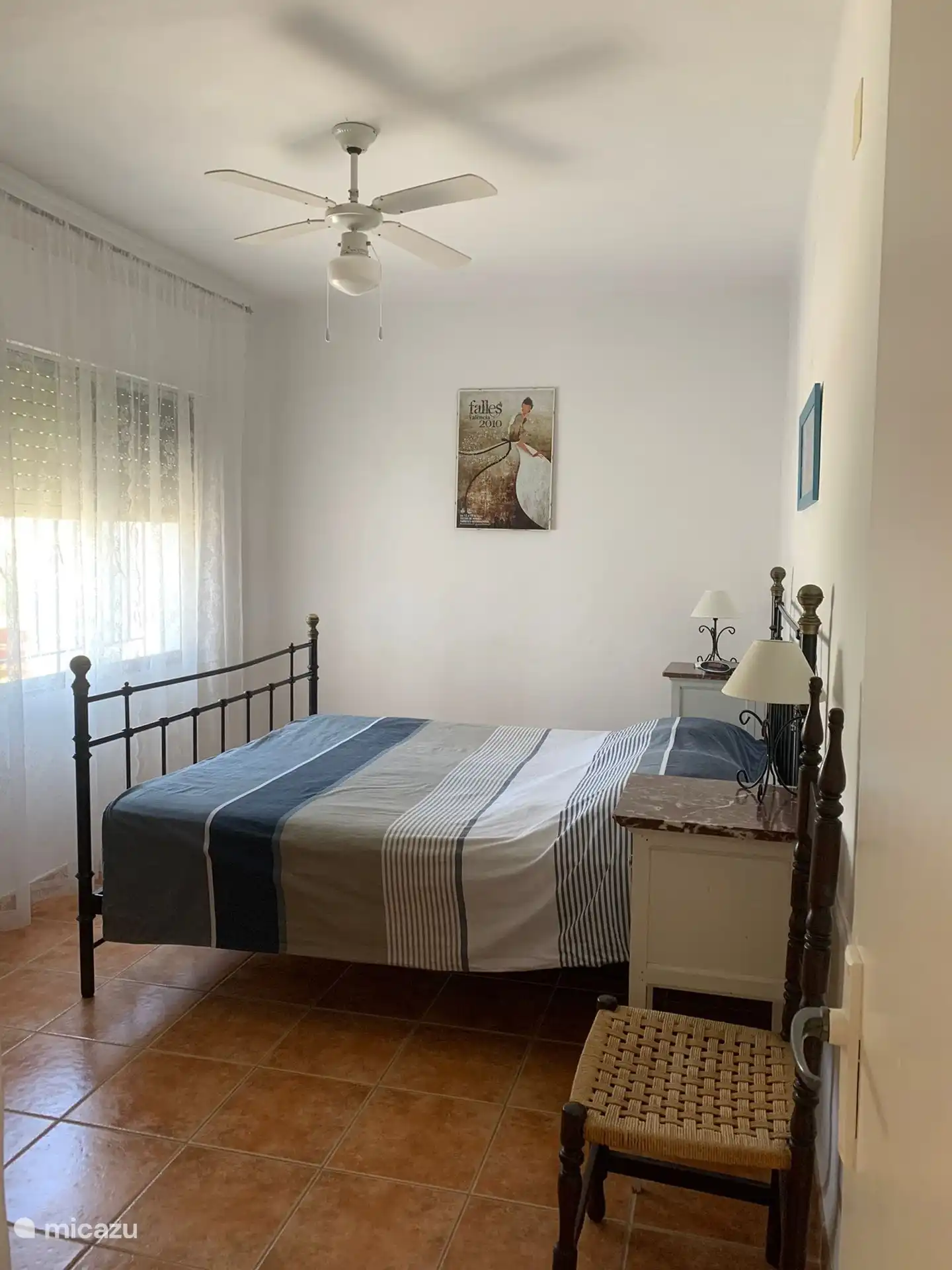 Dormitorio 1 con cama doble, closet, tocador y ventilador silencioso