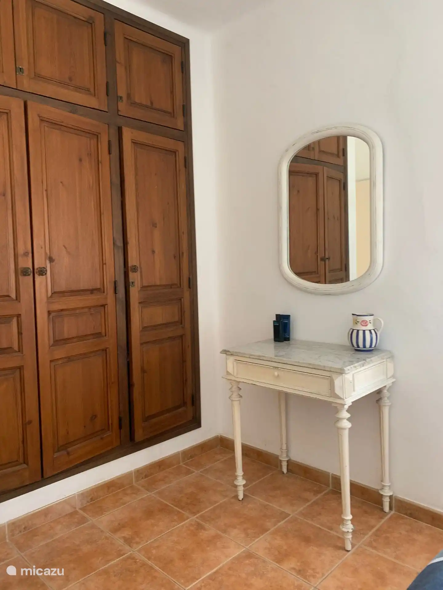 Dormitorio 1 con cama doble, closet y tocador