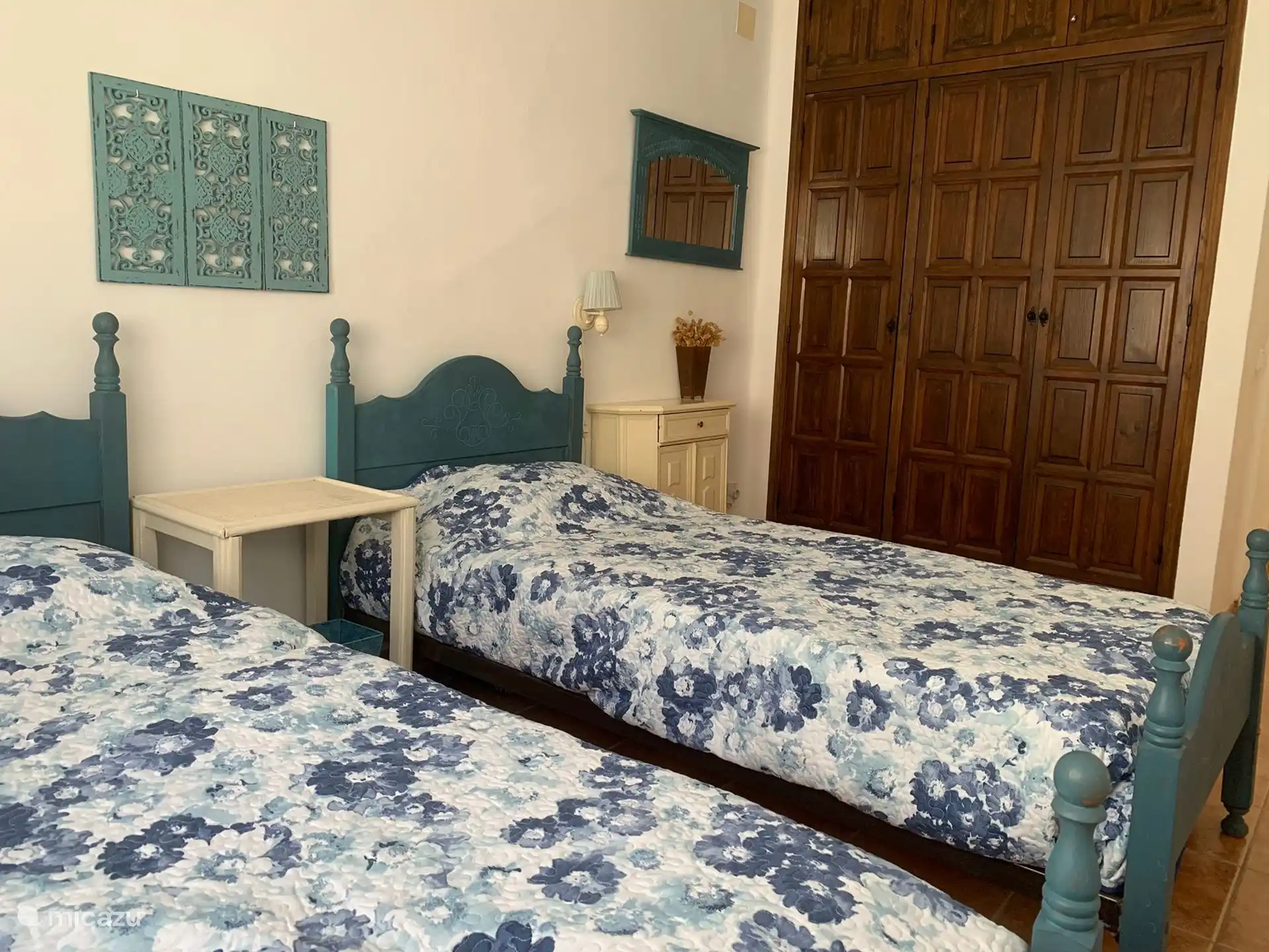 Dormitorio 2 con 2 camas individuales, armario, tocador y ventilador de bajo ruido