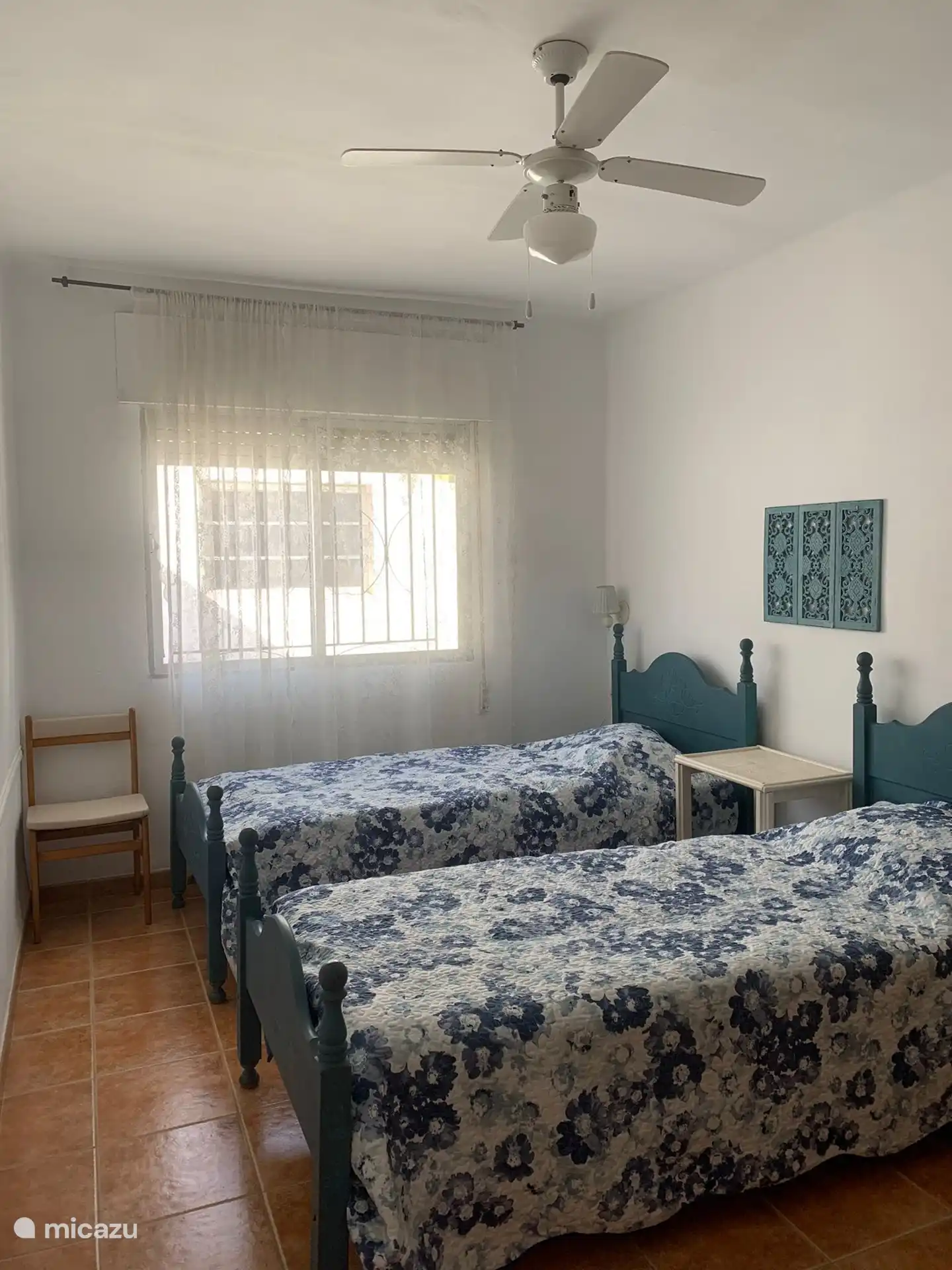 Dormitorio 2 con 2 camas individuales, closet y tocador