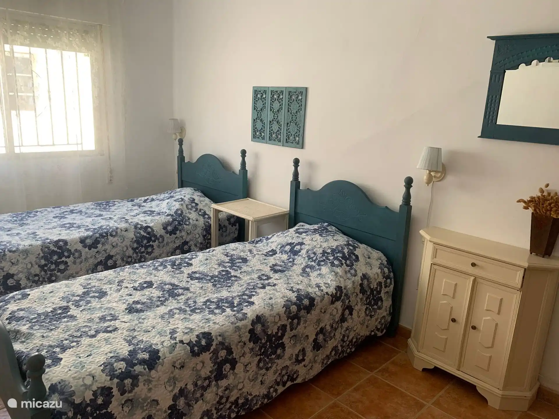 Dormitorio 2 con 2 camas individuales, closet y tocador