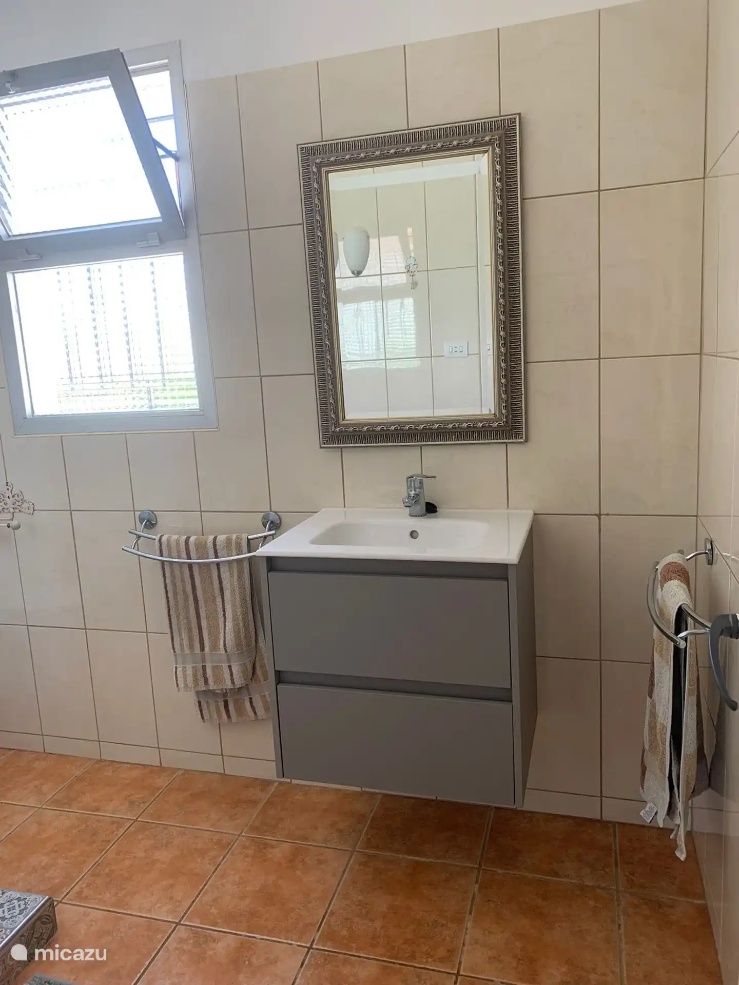 Amplio cuarto de ba&#241;o con ducha, inodoro y lavabo