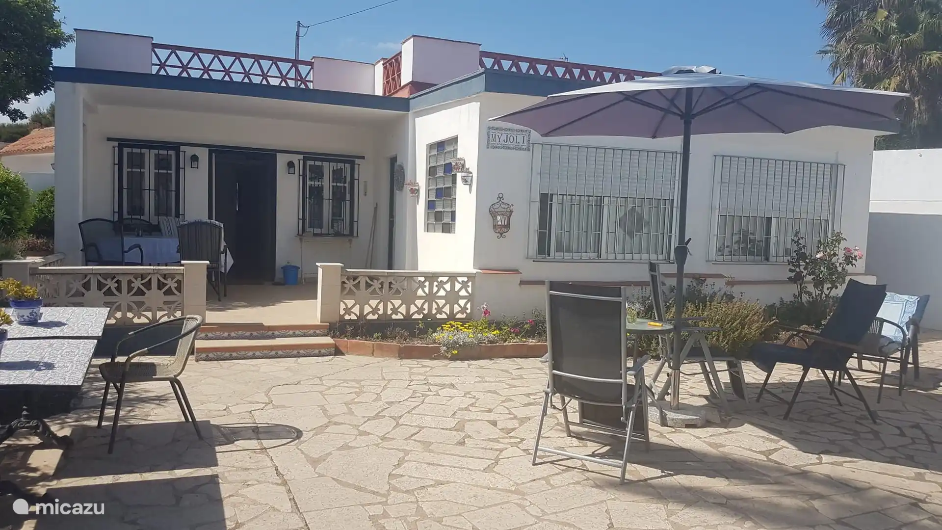 el jard&#237;n frente a la casa