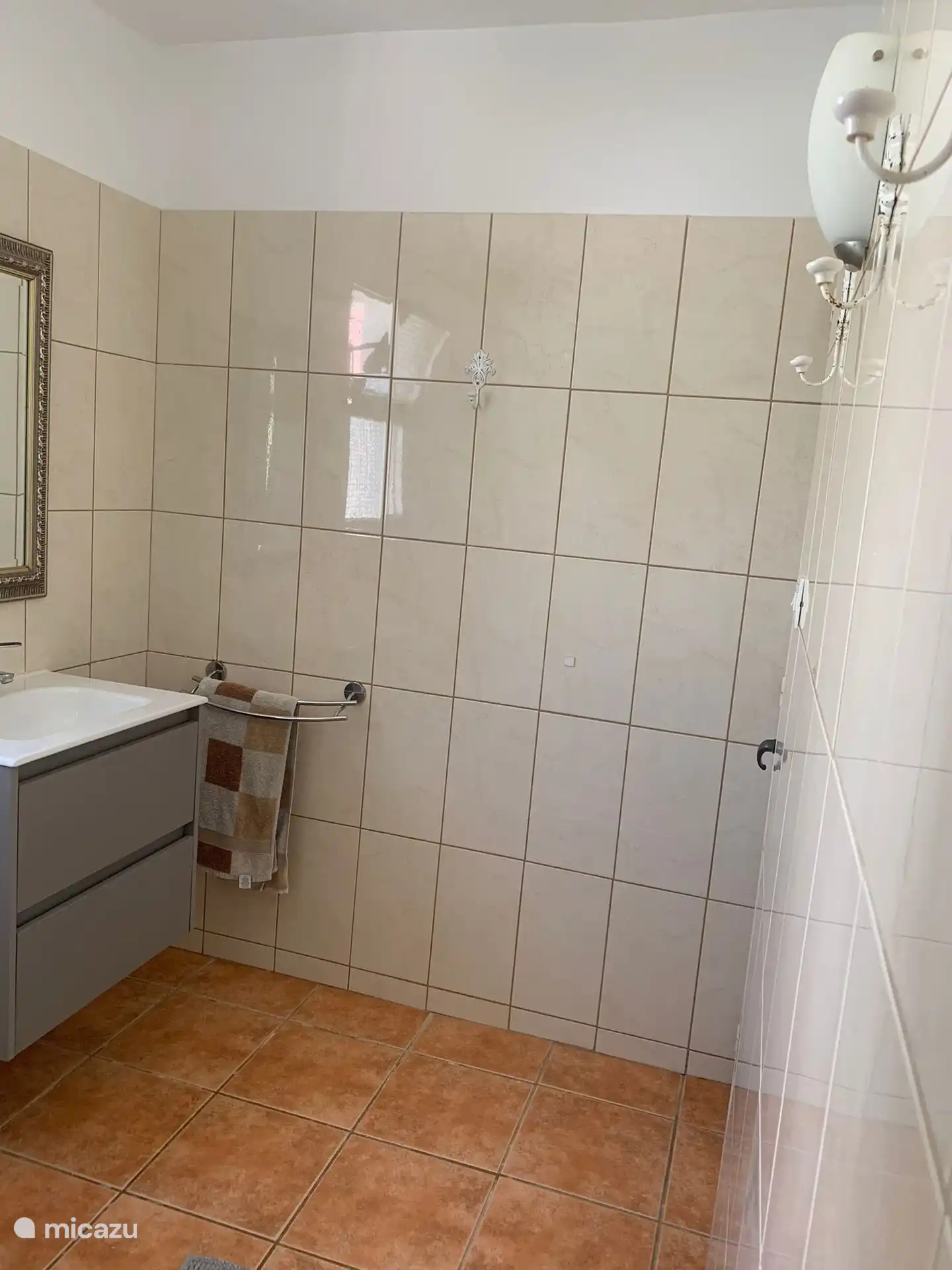 Amplio cuarto de ba&#241;o con ducha, inodoro y lavabo