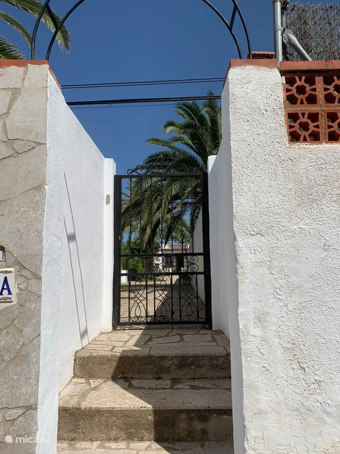 La entrada desde el lado de la calle