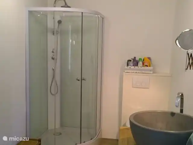 Normandie tricolore, 3 gîtes | France, Orne, Ménil-Vin - maison de vacances Salle de bain avec WC et double vasque Ferme Blanche