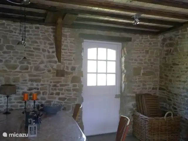 Normandie tricolore, 3 gîtes | France, Orne, Ménil-Vin - maison de vacances Salon avec porte sur terrasse arrière Ferme Blanche