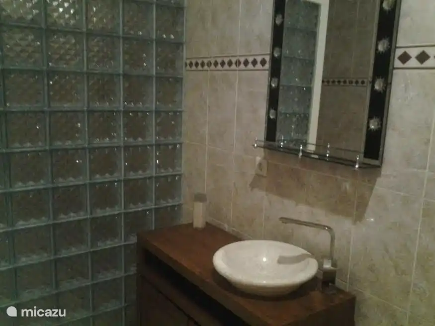 2 Badezimmer mit heißem Wasser