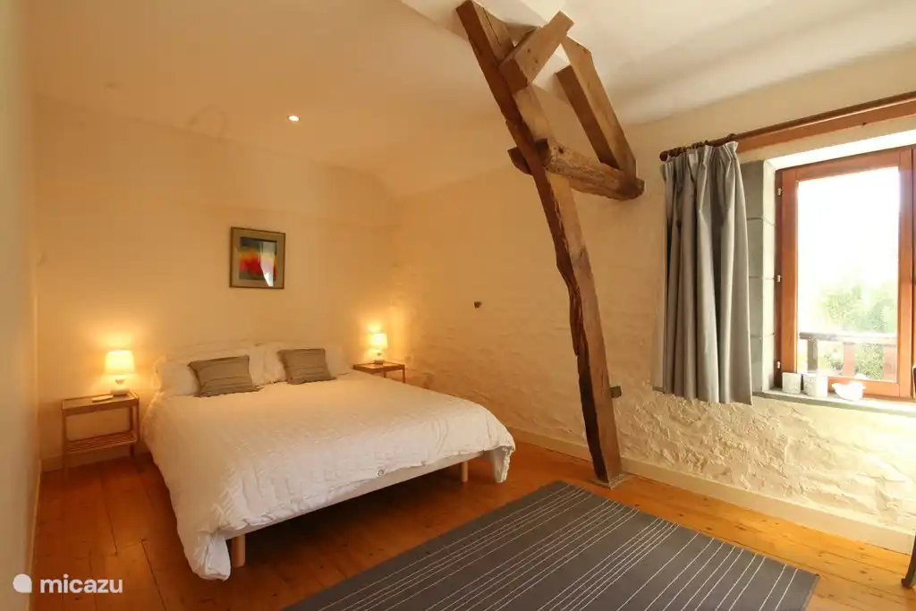 Dormitorio con cama doble