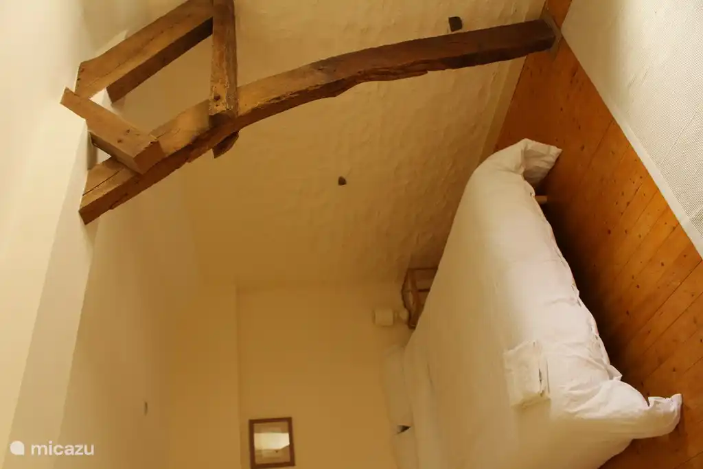 Dormitorio con cama doble