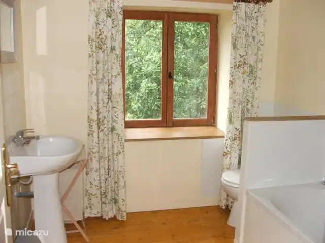 Gîte Les Moutons | France, Orne, Rouperroux - appartement Salle de bain avec baignoire et douche