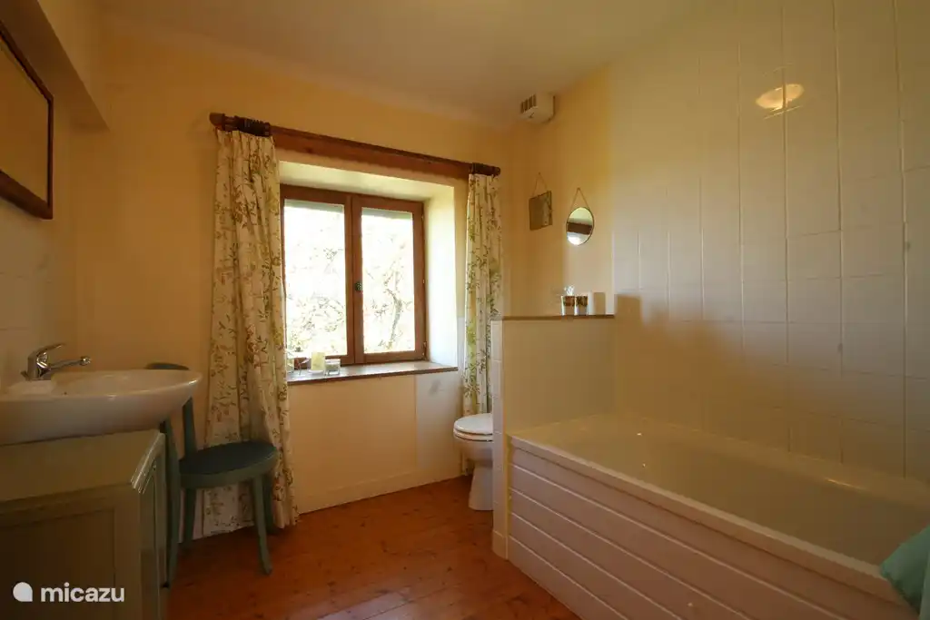 Baño con bañera y ducha