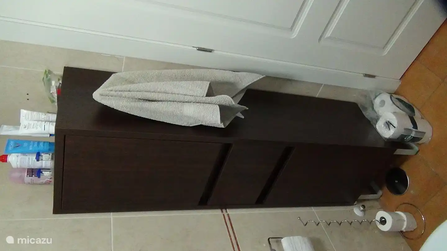 Placard spacieux dans la salle de bain