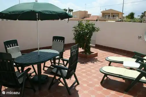 Le parasol, les chaises de terrasse et les chaises longues sont nouveaux depuis 2019. Boompje n'a pas survécu à la sécheresse et a été retiré.