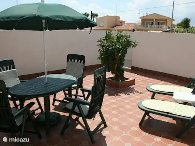 Location de Vacances Espagne, Costa Blanca, Torrevieja, maison mitoyenne - Altos de la Bahia Le parasol, les chaises de terrasse et les chaises longues sont nouveaux depuis 2019. Boompje n'a pas survécu à la sécheresse et a été retiré.