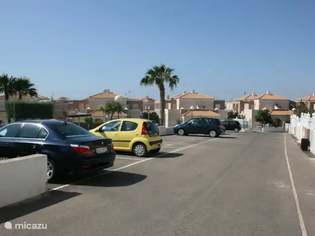 Location de Vacances Espagne, Costa Blanca, Torrevieja, maison mitoyenne - Altos de la Bahia Place de parking privée dans le domaine