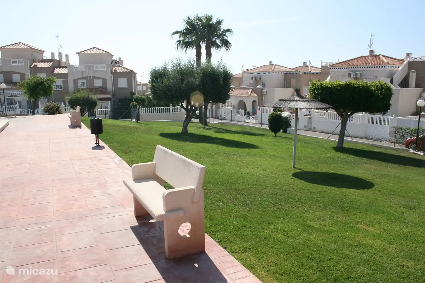 Jardin commun autour de la piscine