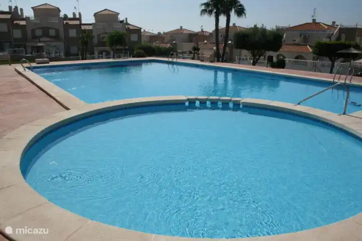 Piscine commune avec bassin pour enfants