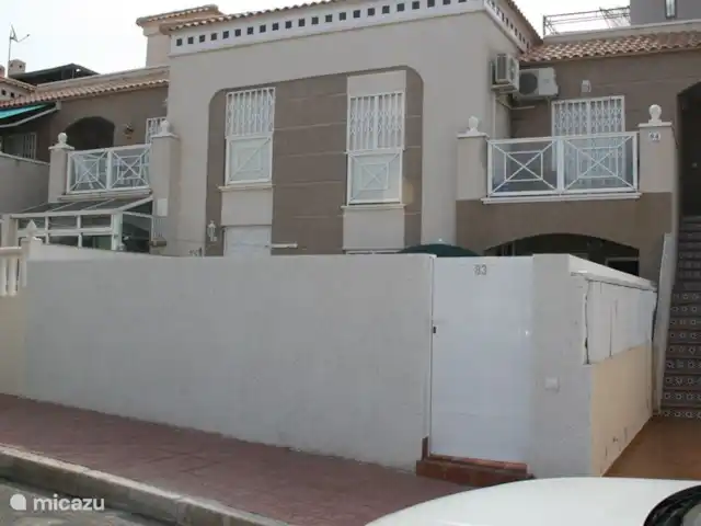 Location de Vacances Espagne, Costa Blanca, Torrevieja, maison mitoyenne - Altos de la Bahia Vue de face : La terrasse ensoleillée est entourée d'un mur pour assurer une intimité totale.