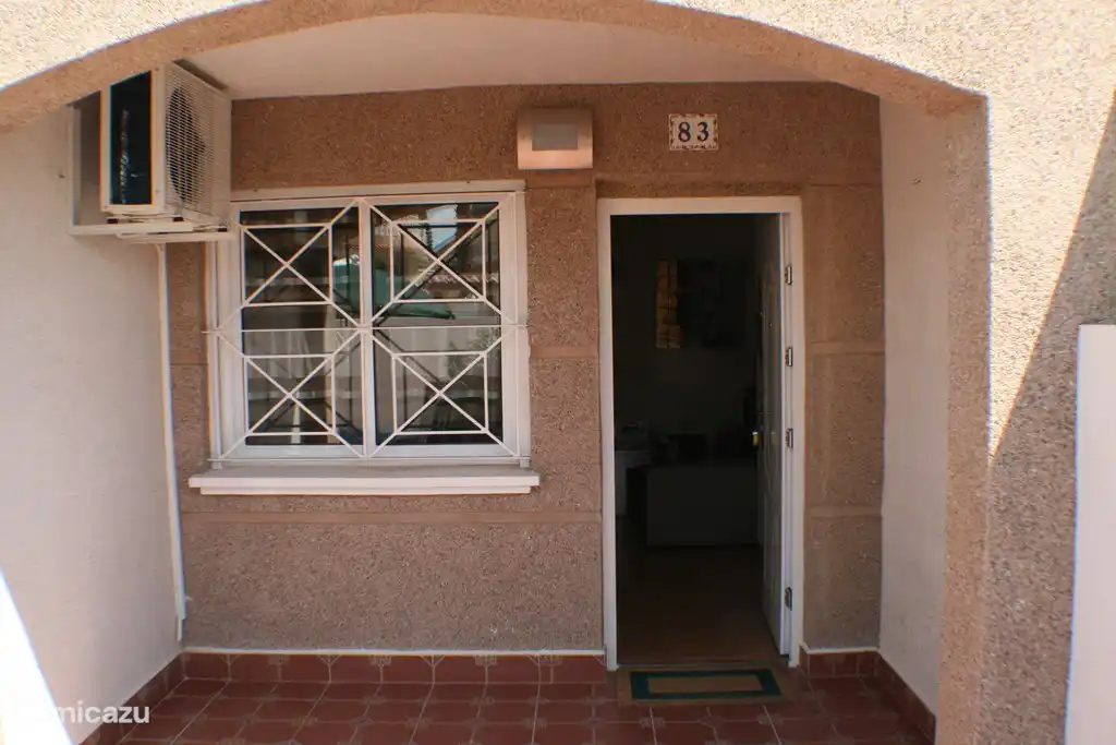 Porte d'entrée avec partie couverte de la terrasse