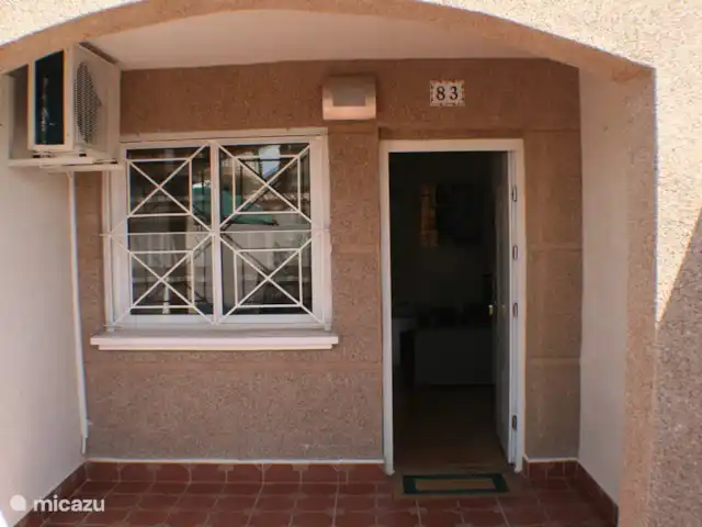 Location de Vacances Espagne, Costa Blanca, Torrevieja, maison mitoyenne - Altos de la Bahia Porte d'entrée avec partie couverte de la terrasse