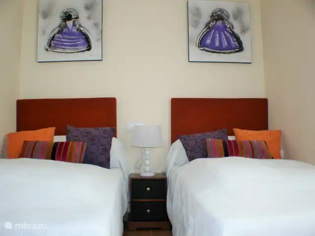 Location de Vacances Espagne, Costa Blanca, Torrevieja, maison mitoyenne - Altos de la Bahia Chambre avec 2 lits simples et armoire intégrée