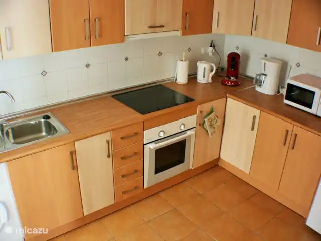 Location de Vacances Espagne, Costa Blanca, Torrevieja, maison mitoyenne - Altos de la Bahia Cuisine spacieuse avec lave-linge, réfrigérateur/congélateur, micro-ondes, plaque vitrocéramique, hotte aspirante, four, bouilloire, cafetière, Senseo, ...