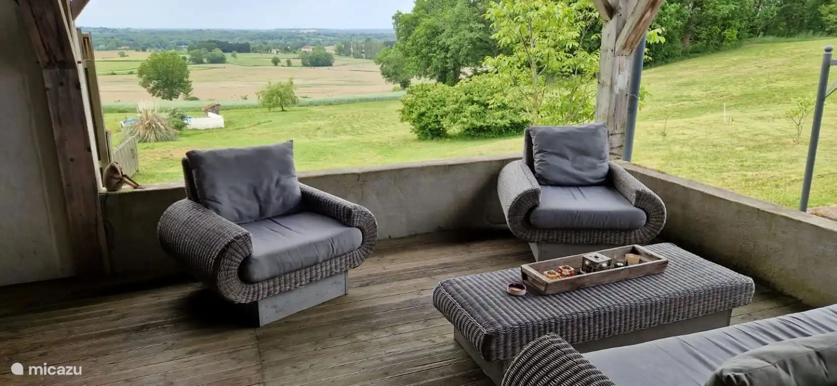 Sitzbereich auf der überdachten Terrasse