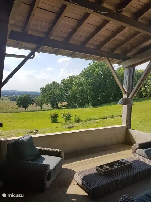 Blick von der überdachten Terrasse