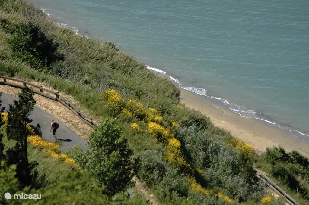caminar a la playa de fiorenzuola