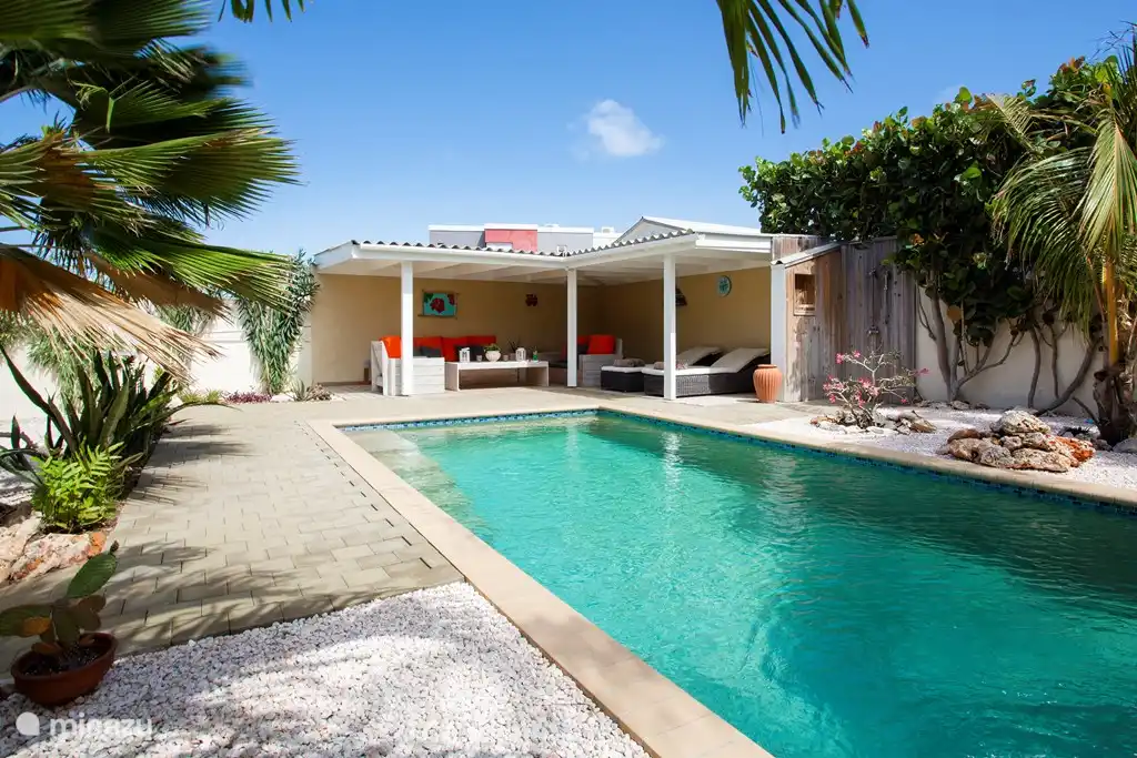 jardín con piscina privada y zona lounge