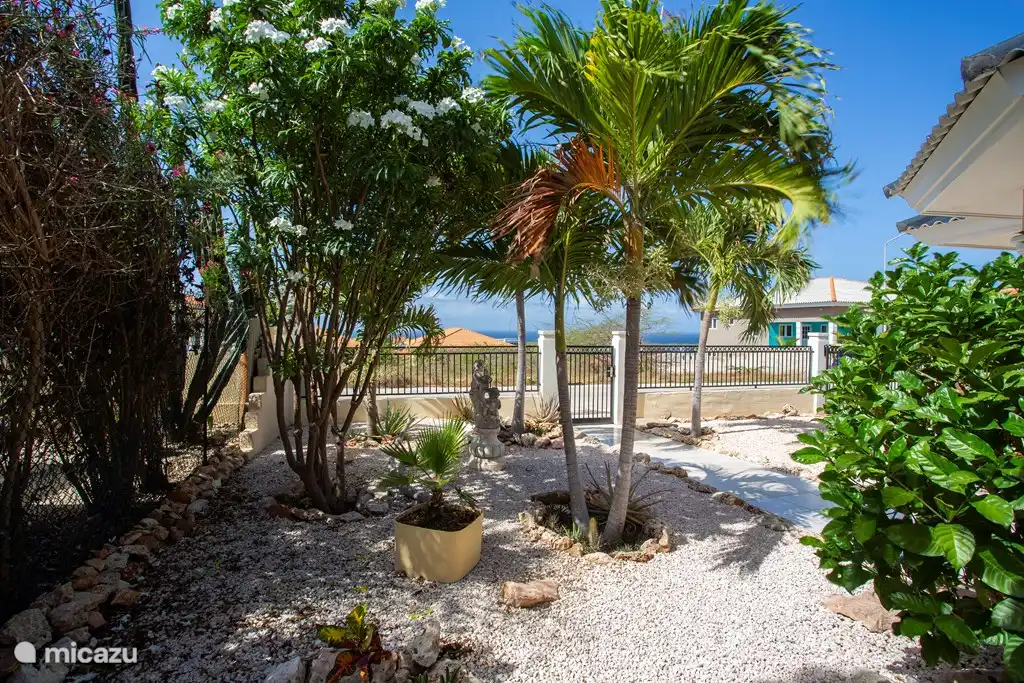 lado de la casa hacia la calle con vista al mar