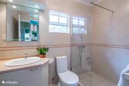 Vakantiehuis Curaçao, Banda Ariba (oost), Jan Thiel vakantiehuis Verborgen parel Jan Thiel Badkamer