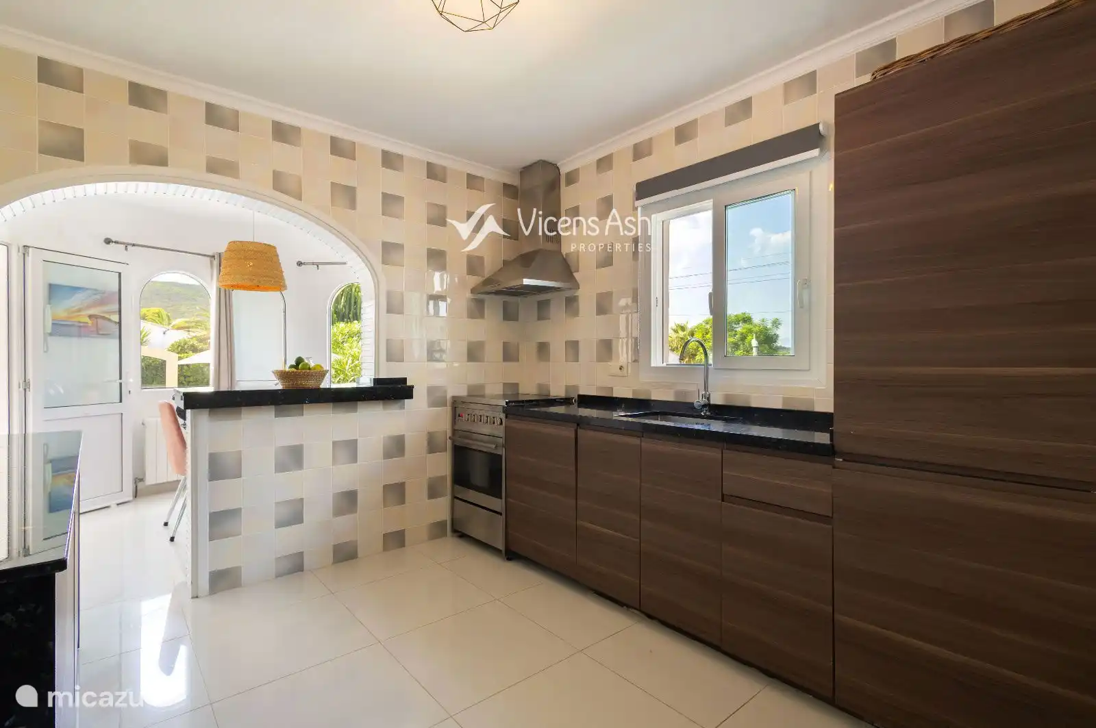 Cocina espaciosa con todas las comodidades
