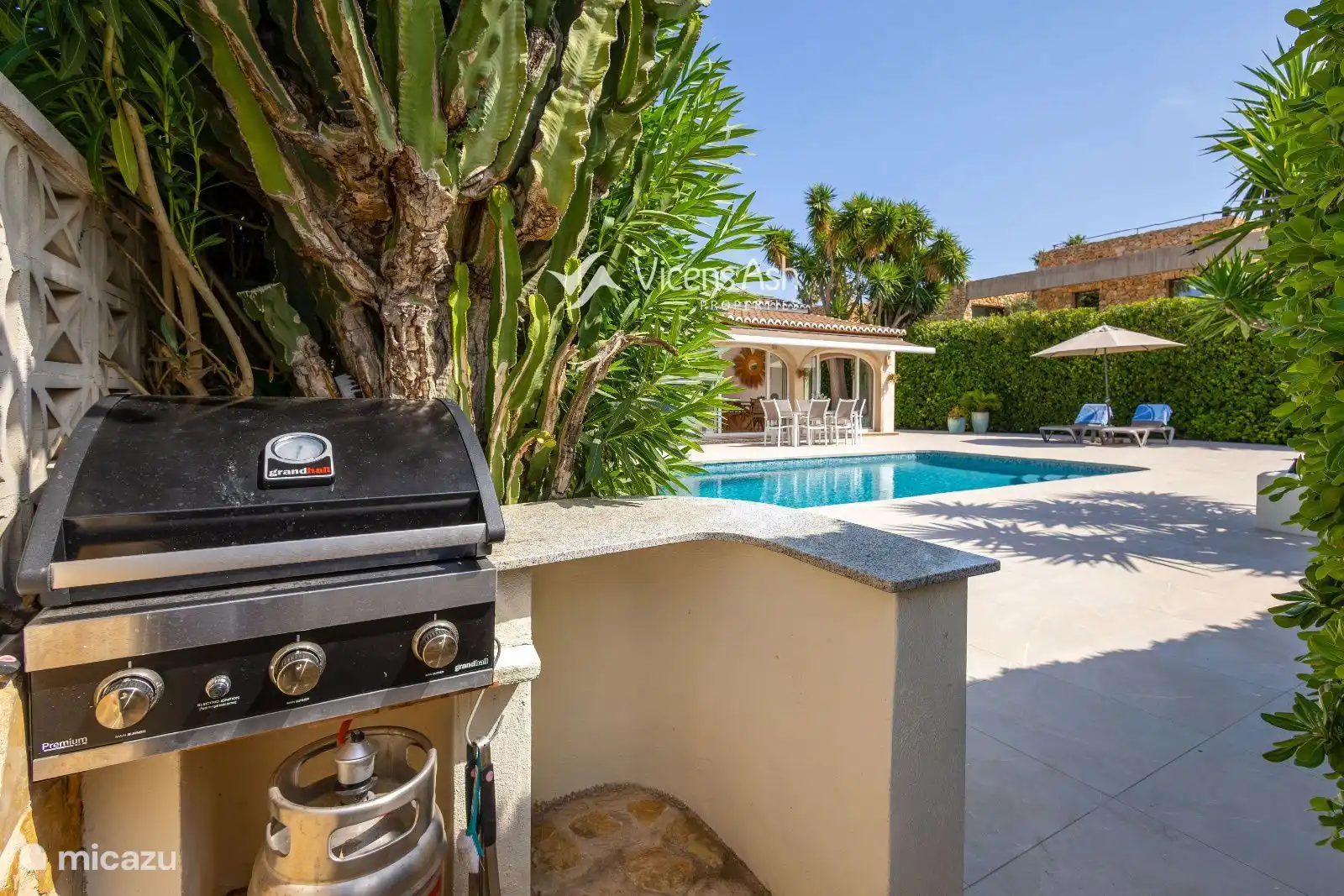 Espacioso sitio de barbacoa de gas en la amplia terraza