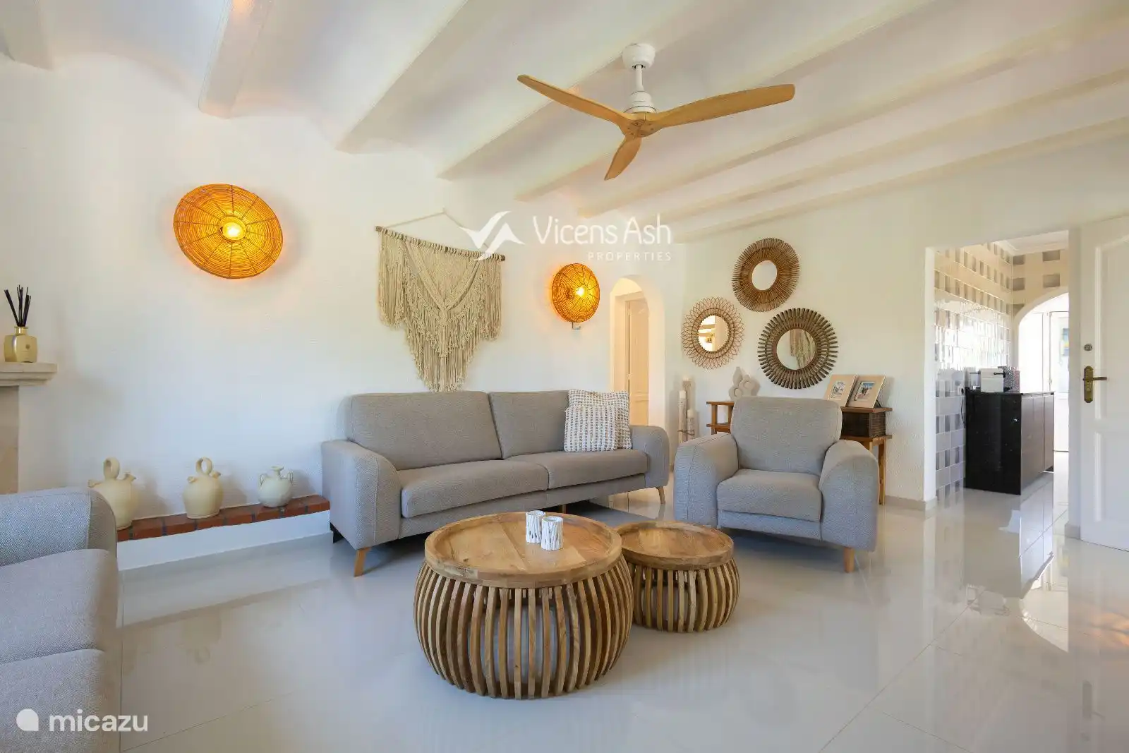 Salón moderno con aire acondicionado 