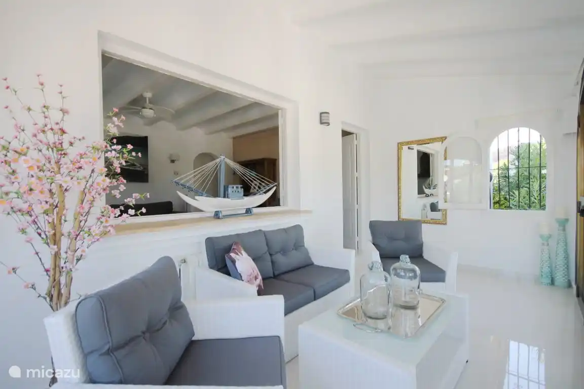 bonito jardín de invierno con vistas al montgó