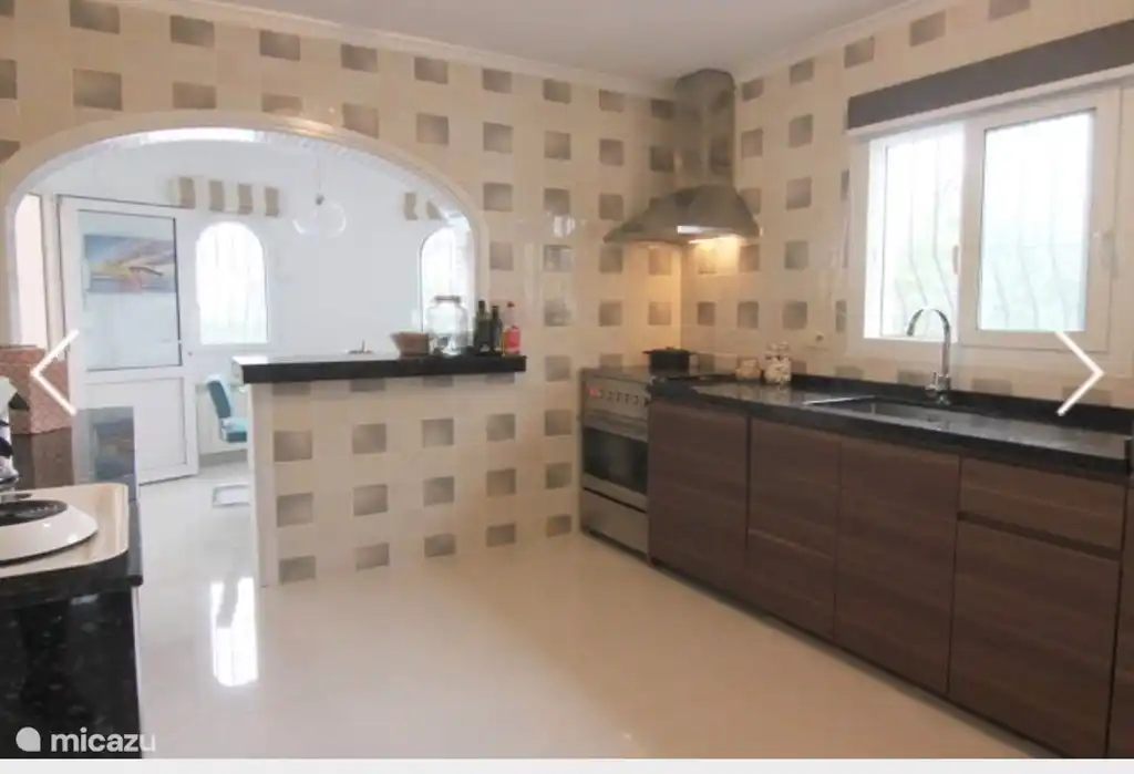 amplia cocina con comedor redondo