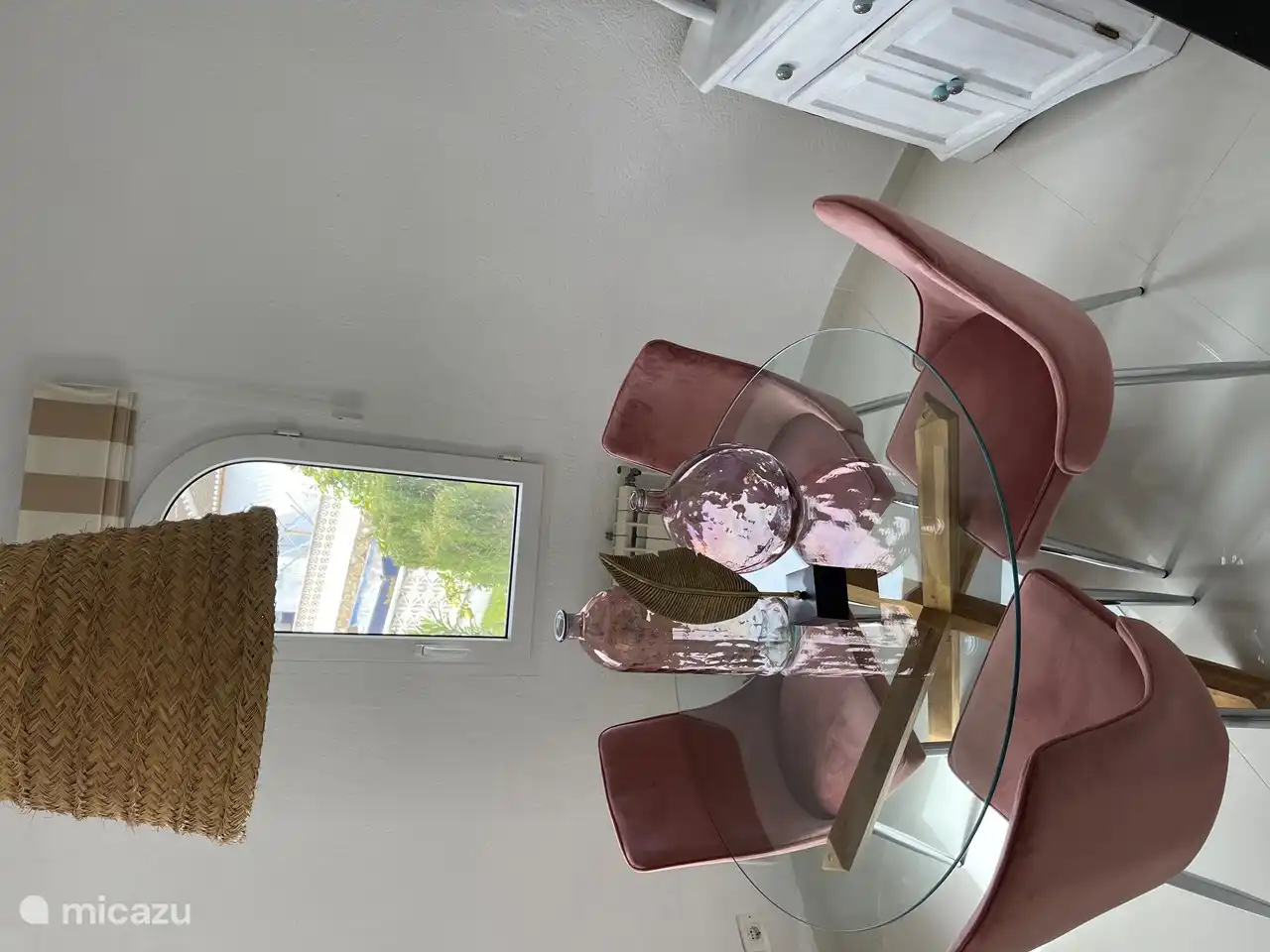 comedor redondo junto a la cocina