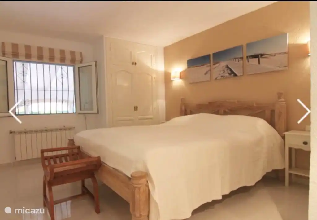 HABITACIÓN PRINCIPAL CON AIRE ACONDICIONADO - BAÑO EN SUITE - VISTA A LA PISCINA