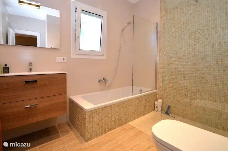 baño en suite con bañera y suelo radiante