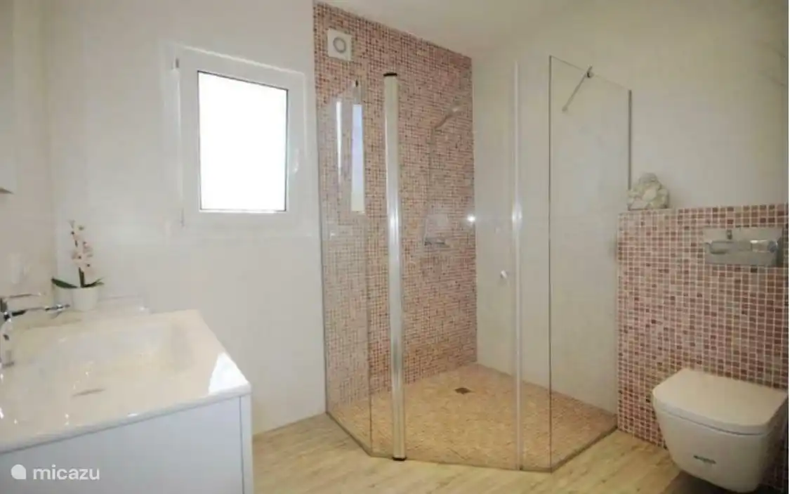 3 BAÑOS CON DUCHAS Y CALEFACCIÓN POR SUELO RADIANTE