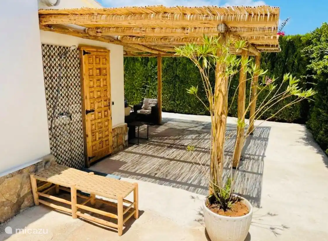 DUCHA AL AIRE LIBRE Y BAÑO