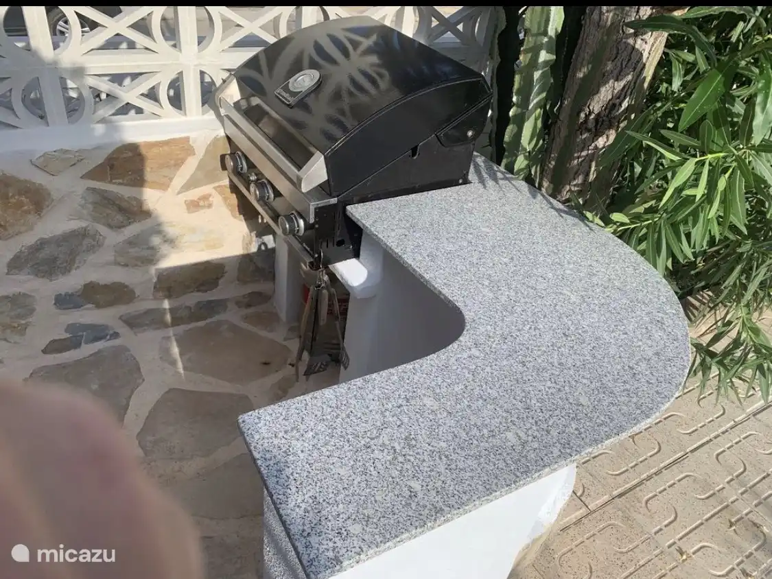 barbacoa de gas con barra y asientos