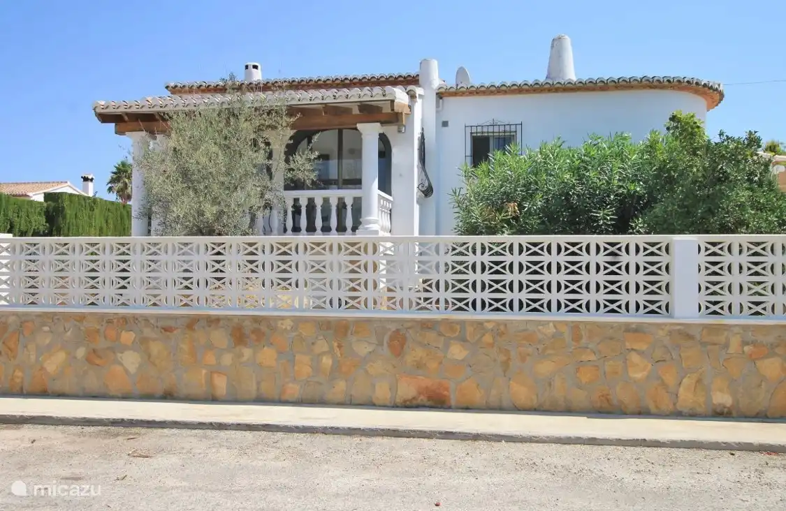 frente con olivos y arboles frutales